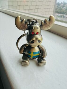 Bronze-Tone Moose Keychain with Sweden Flag